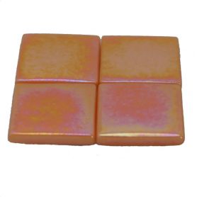 Pâtes de verre espagnoles ORANGE IRIDESCENT de 2,5 × 2,5 cm en gros plan